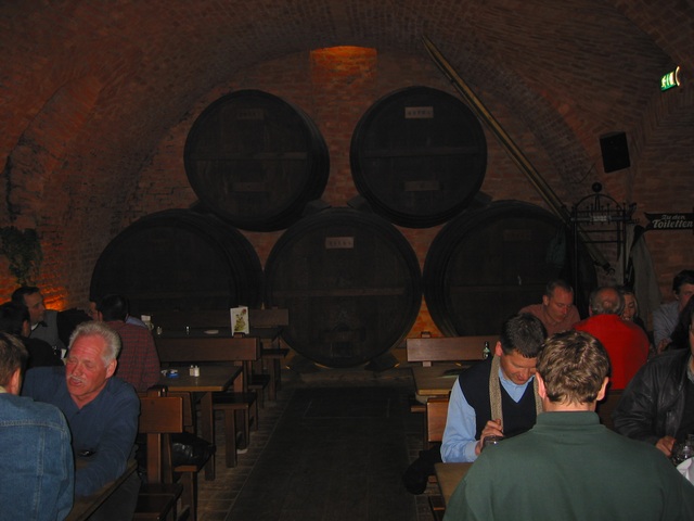 106-0664_img.jpg (37626 bytes)