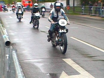 dr2002-052.jpg (37395 bytes)